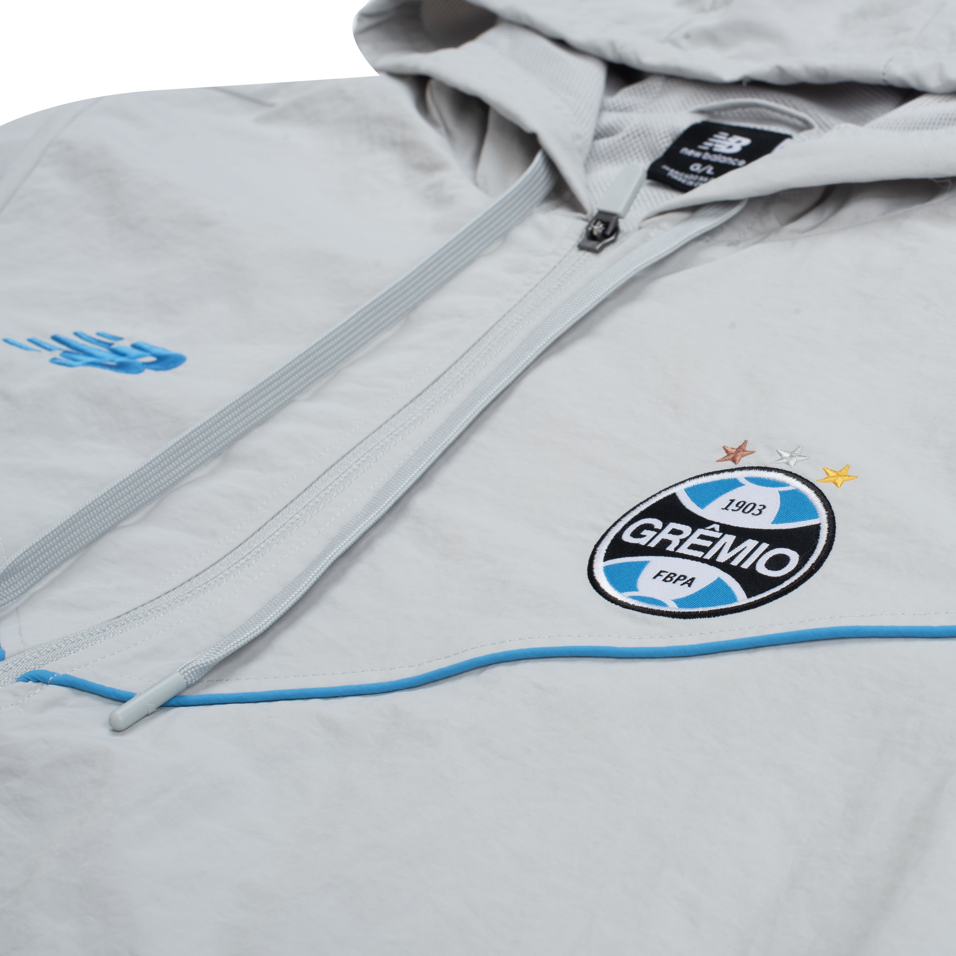 Vista posterior da jaqueta masculina cinza com detalhes azul celeste, logo New Balance e escudo do Grêmio
